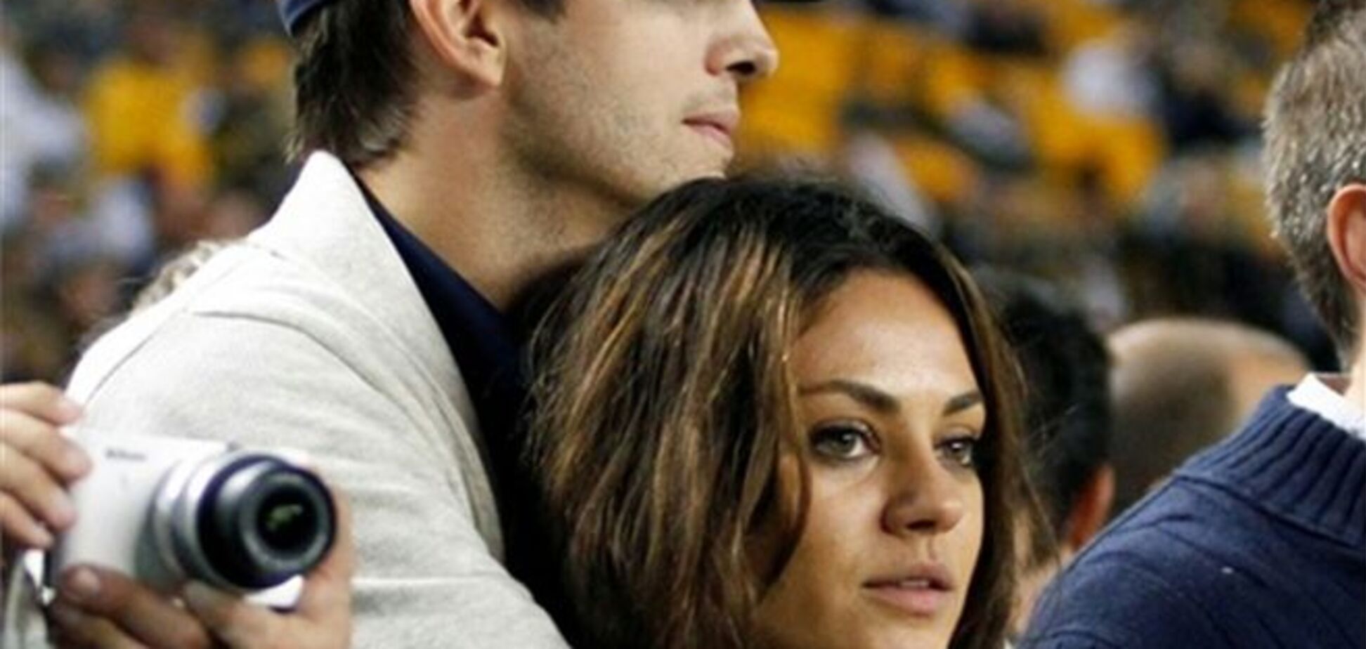 Кунис и Катчер устроили обнимашки на стадионе