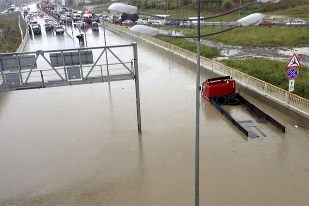 Сочі затопило: плавають 'олімпійські' траси і аеропорт
