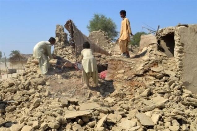 Число жертв землетрясения в Пакистане возросло до 348