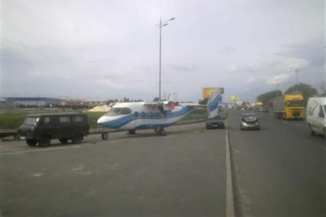 В Киеве самолет столкнулся с легковушкой 