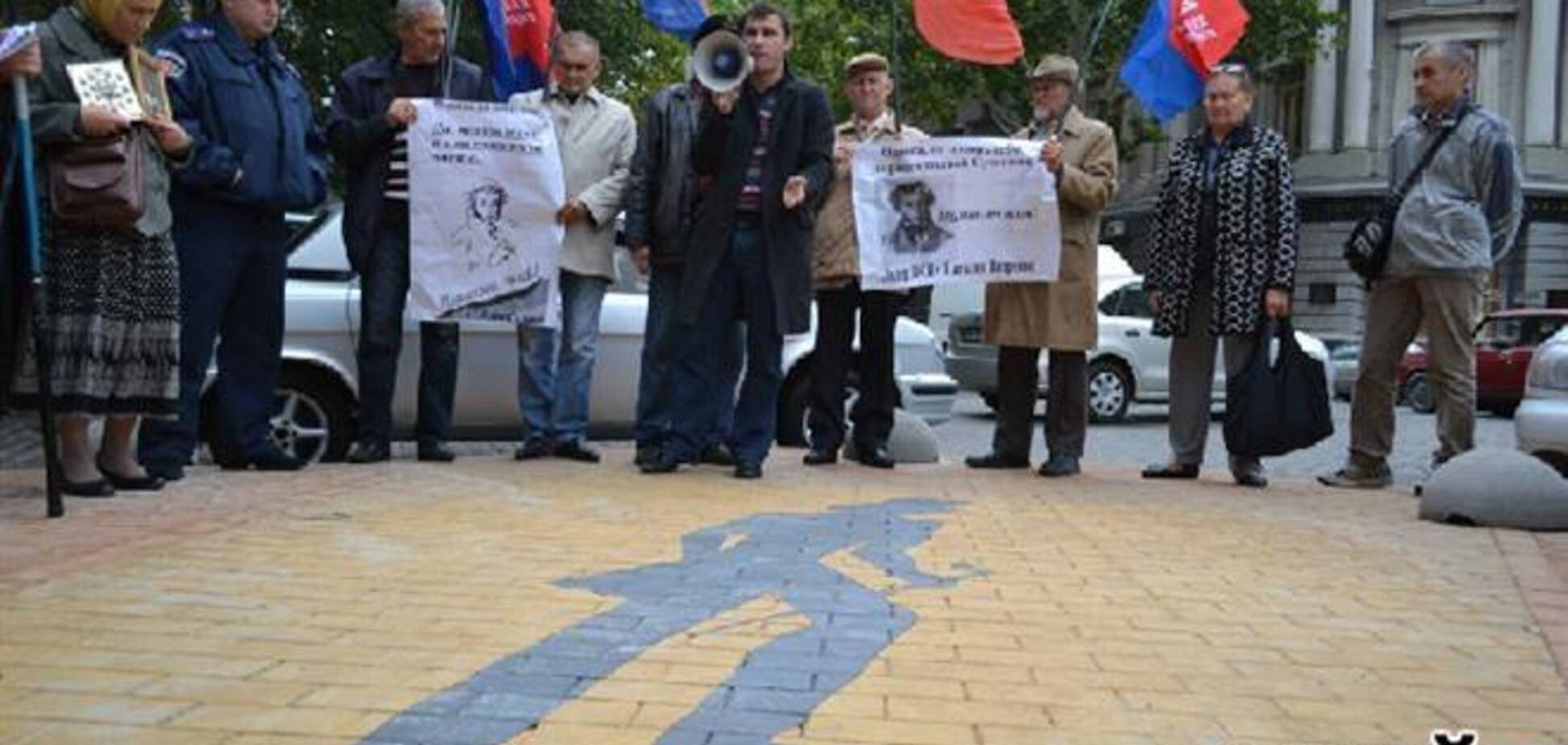 В Одессе открыли скандальный памятник 'Тень Пушкина'