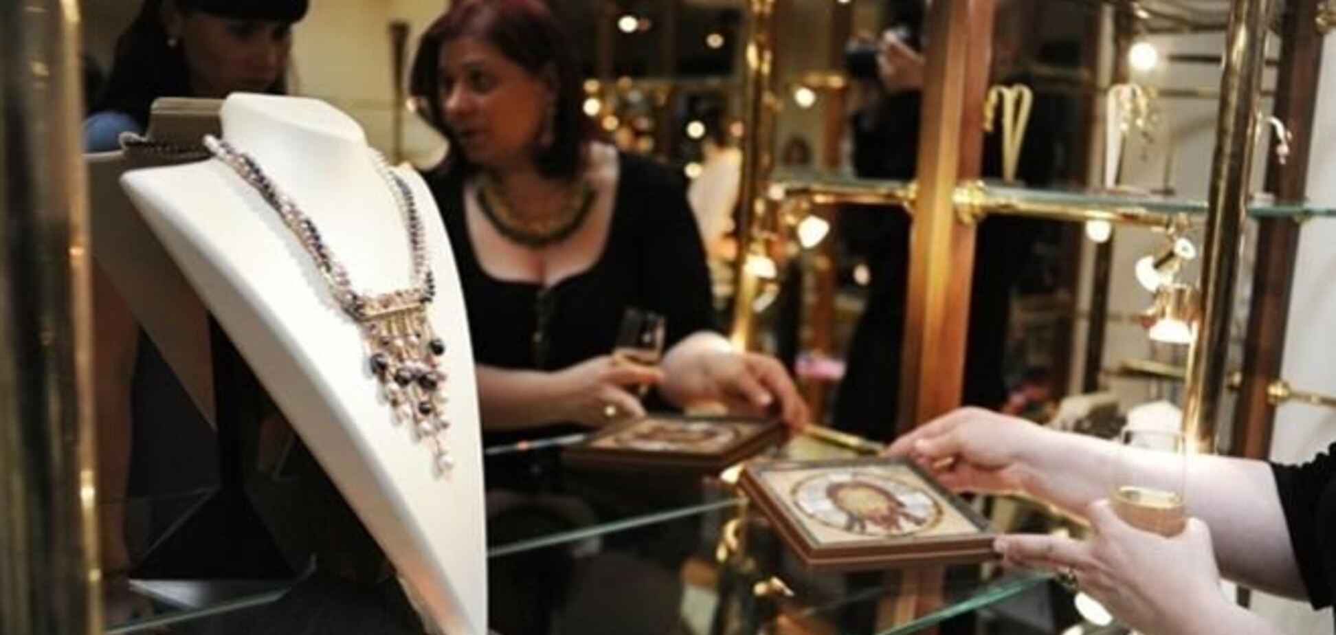 Грабіжники потягли з ювелірного магазину в Криму цінностей на 1 млн (відео)
