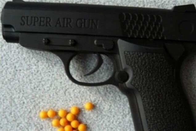 У Великобританії підліток пограбував банк за допомогою іграшкового пістолета