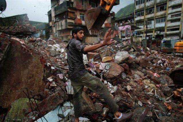 13 человек погибли при обрушении здания в Мумбаи