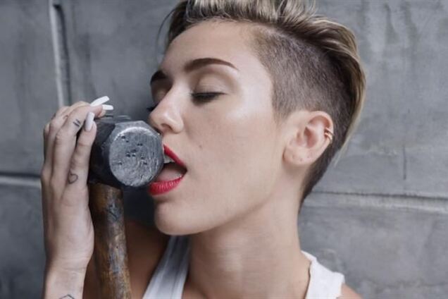 ТОП - 21 живых и не живых объектов, совращенных Майли Сайрус