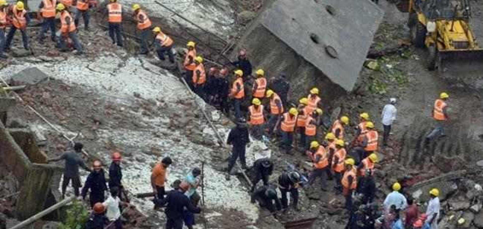 Под завалами упавшего дома в Индии - более сотни человек