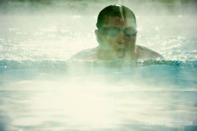 Кличко готовится к бою с Поветкиным в бассейне