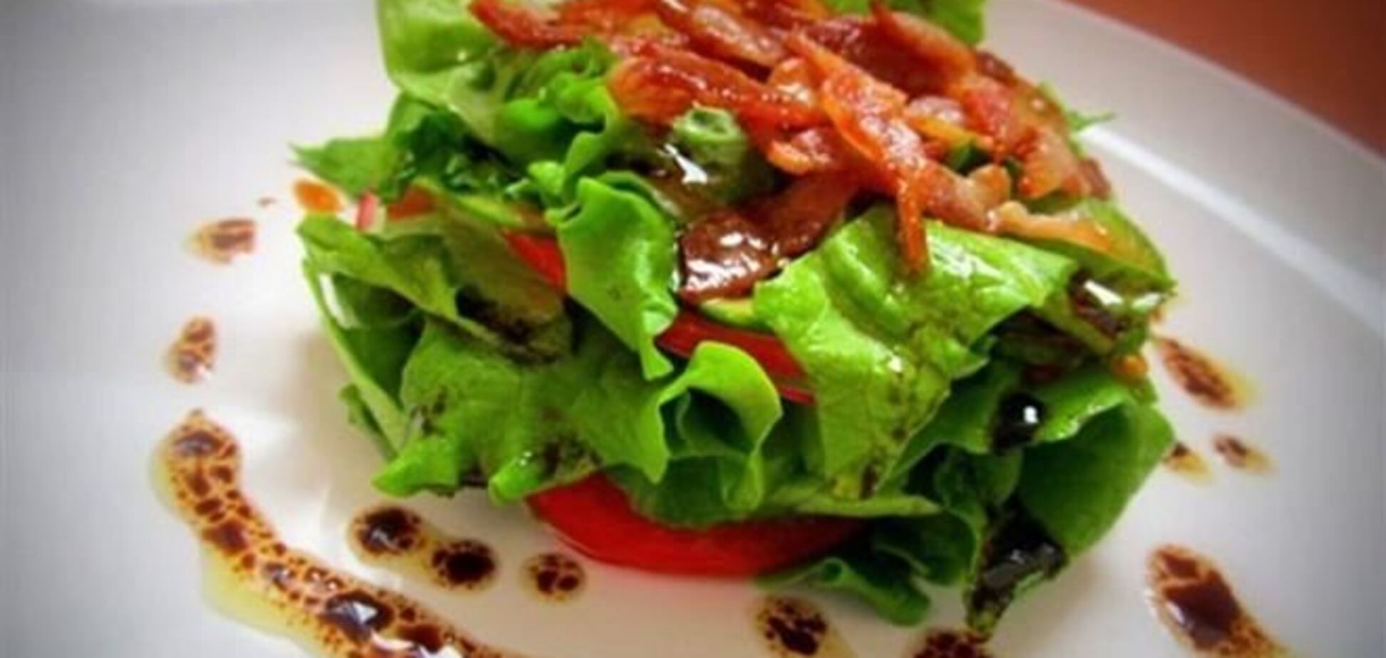 Салат из овощей с хрустящим беконом