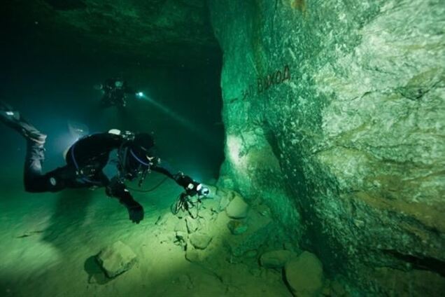 На Донбассе дайверы прочитали надписи в давно затопленной шахте
