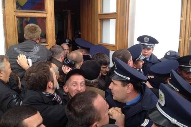 Переодетый мэр сбежал от митингующих в Полтаве