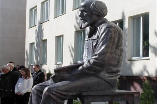 В России открыли памятник Солженицыну