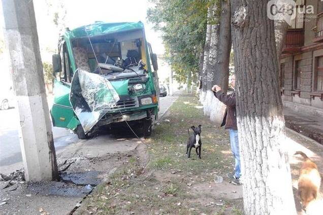 В Одессе маршрутка влетела в столб