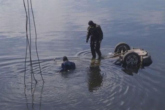 В Днепропетровске автомобиль упал в воду: есть пострадавшие