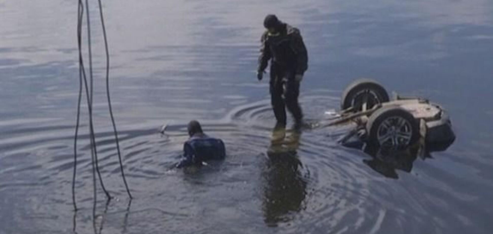 В Днепропетровске автомобиль упал в воду: есть пострадавшие