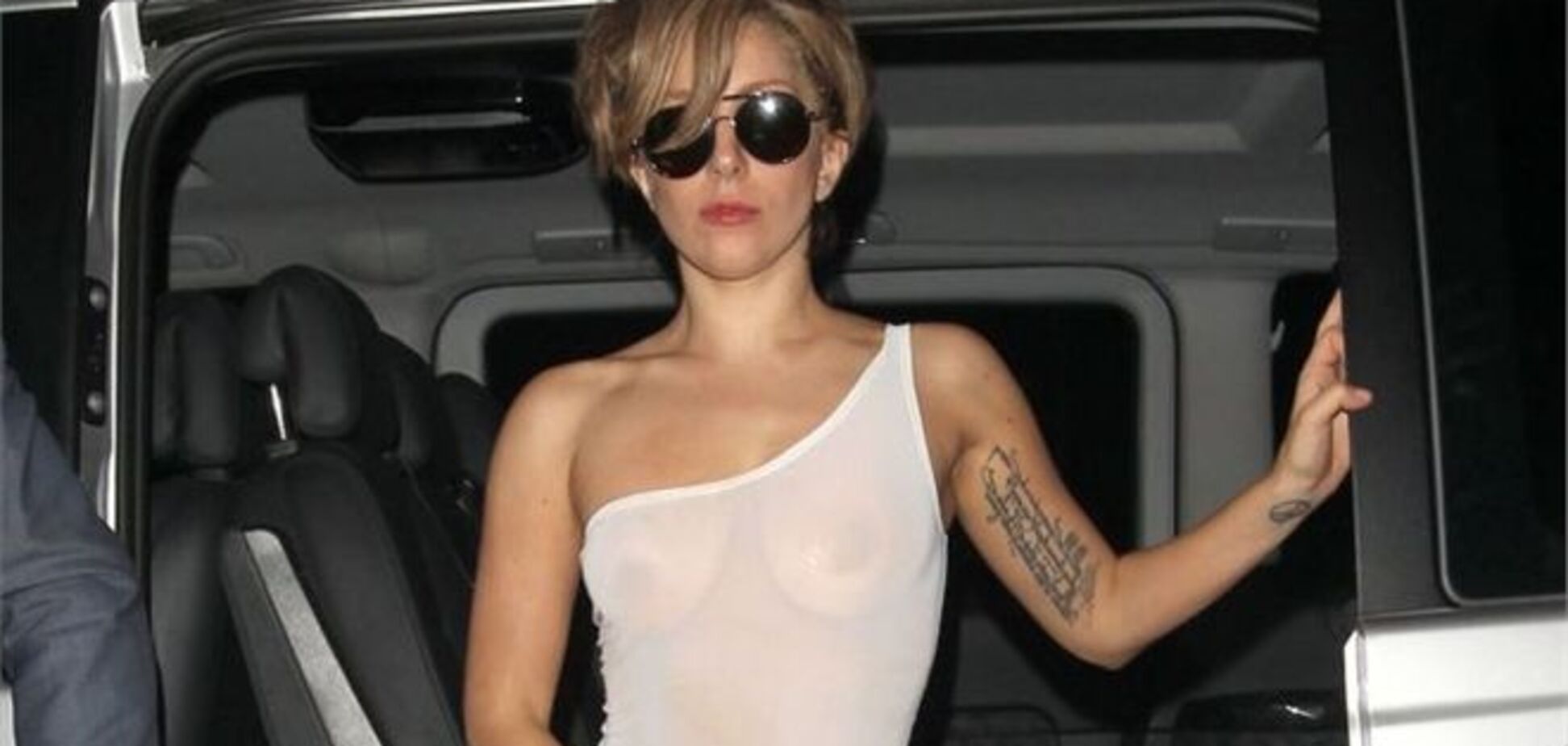 Леди Гага вышла к фанатам в прозрачном боди