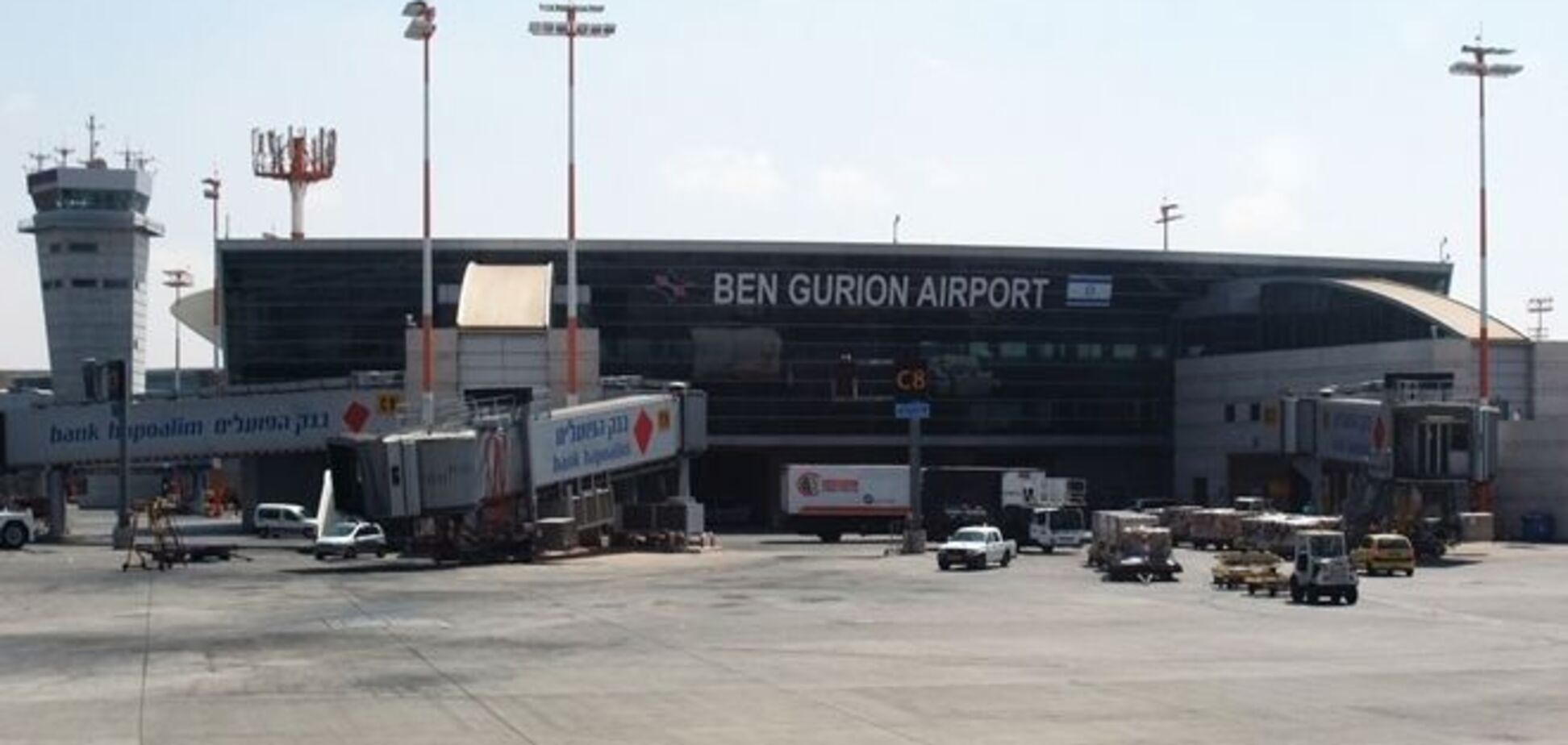 Аеропорт Ізраїлю атакували палестинці