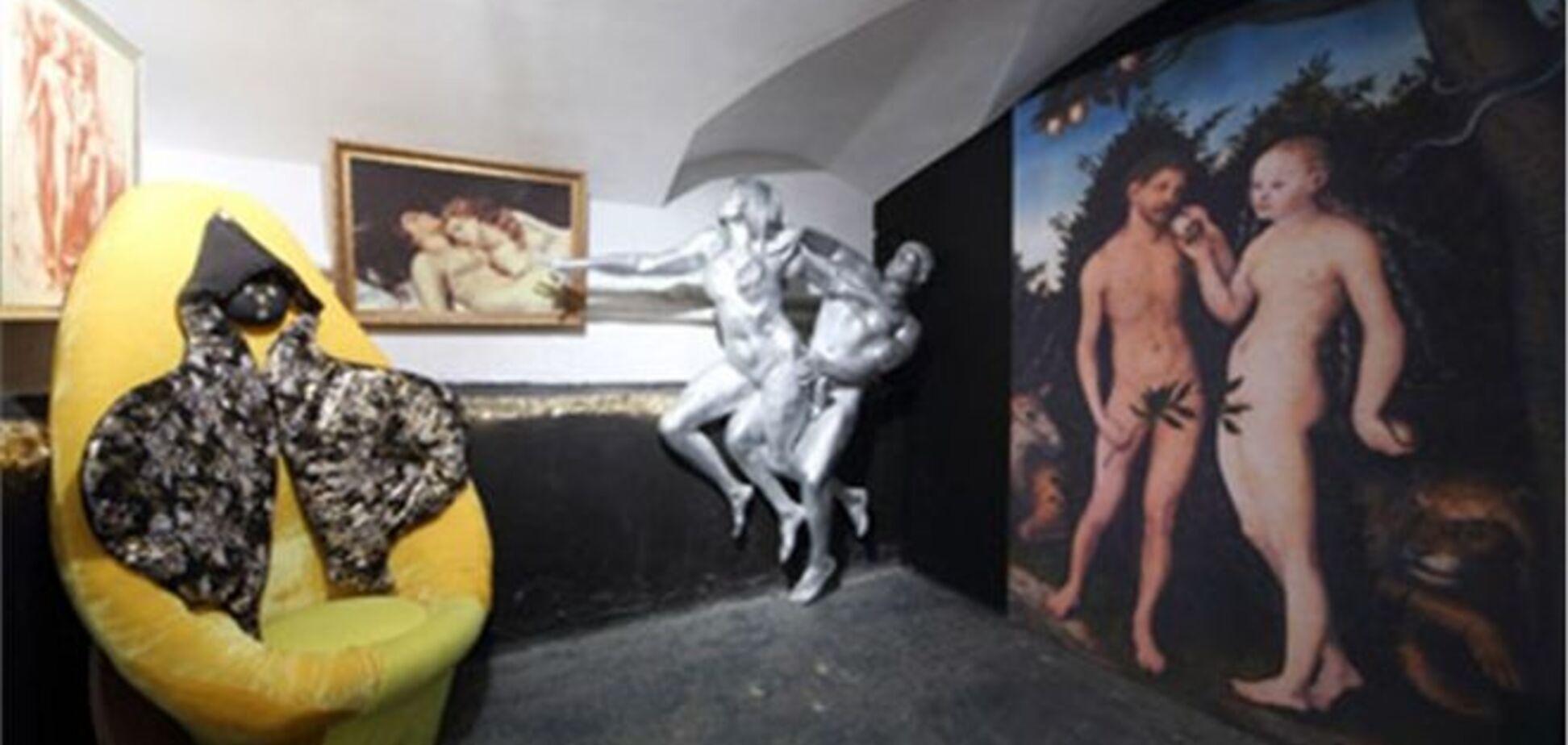 Поліція вилучила з російського музею картину з голими Путіним і Обамою