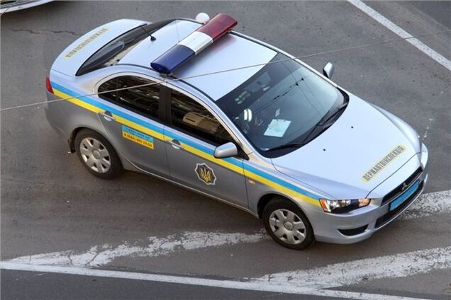 Общественные активисты два часа блокировали автомобиль ГАИ в Днепропетровске