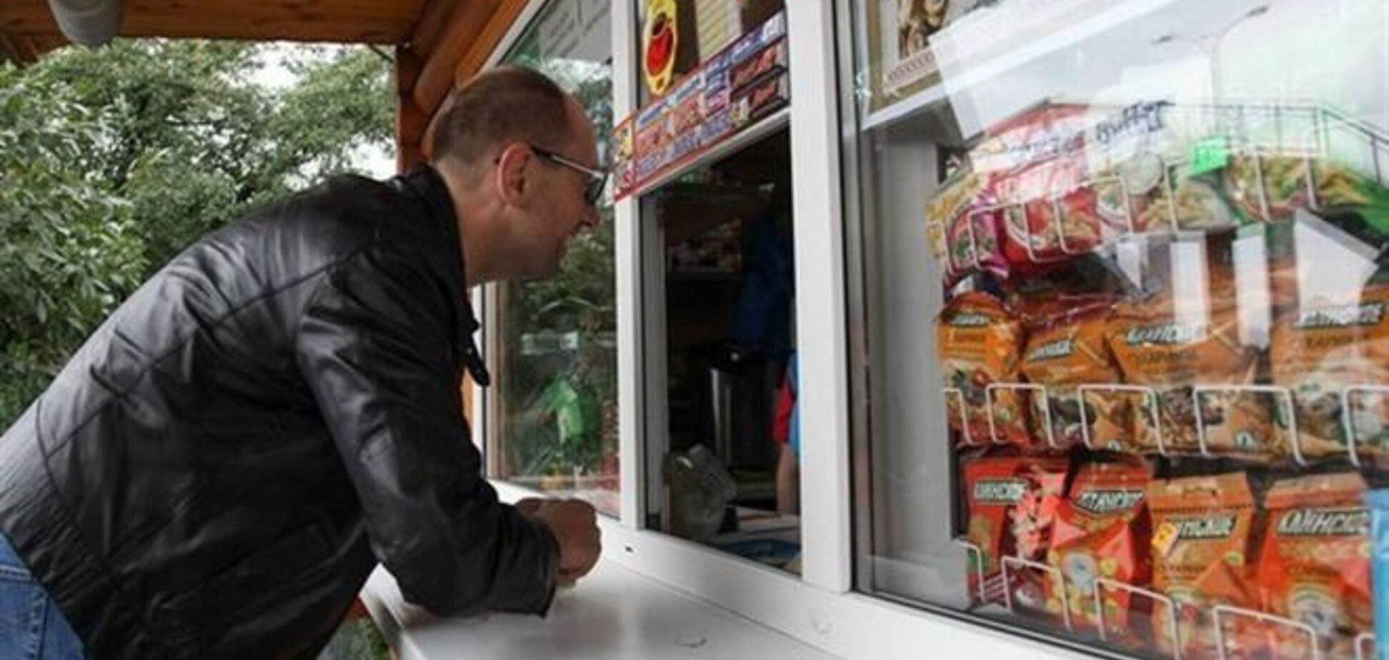 Яценюк поел чебуреков из киоска