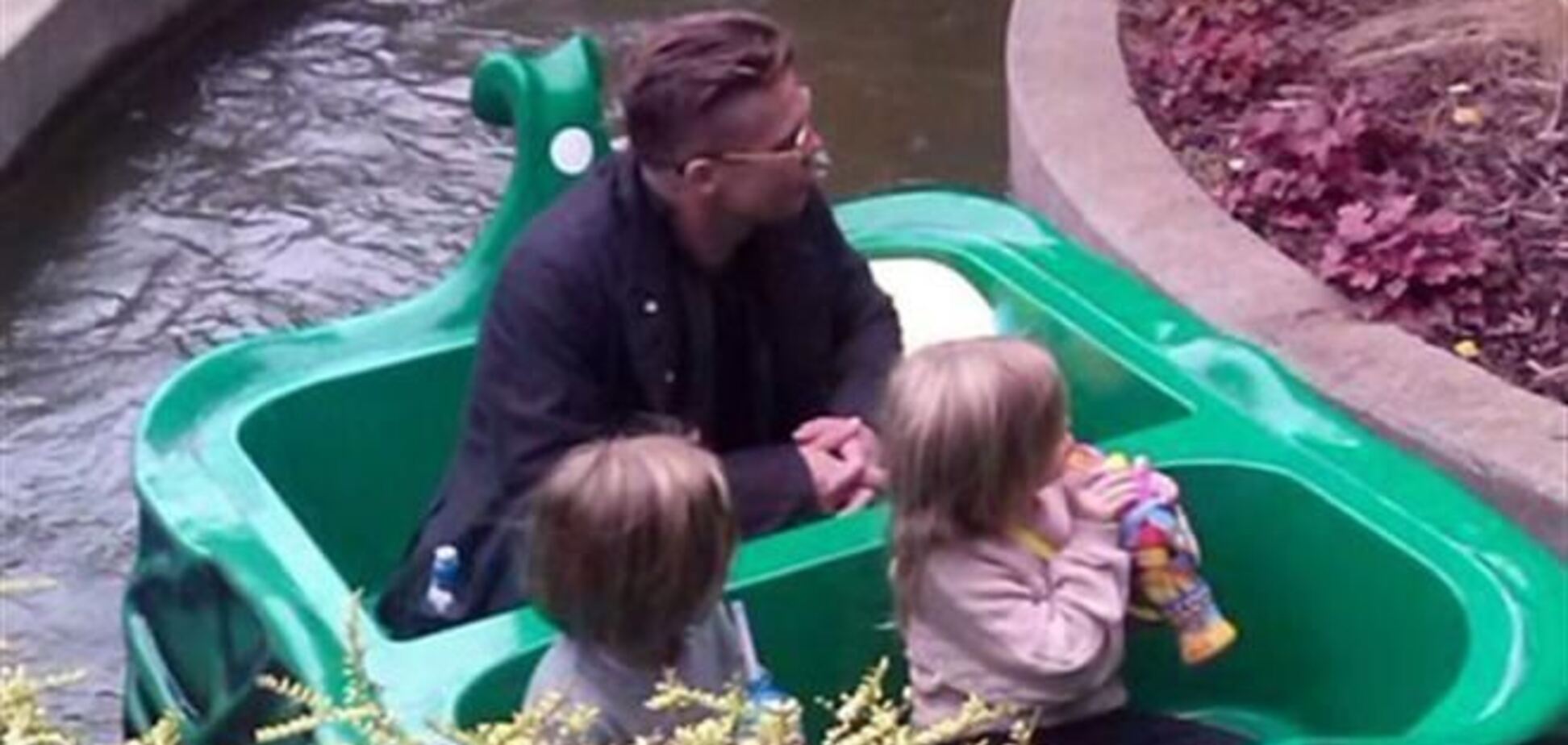 Брэд Питт веселится с близняшками в Legoland