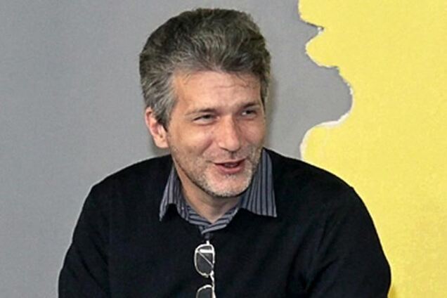 Неужели поза между двумя стульями – это мост с Европой?