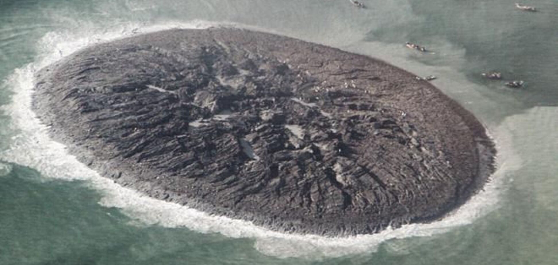 Опубліковані фото острова, що з'явився після землетрусу в Пакистані