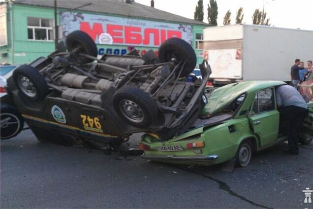 В Днепропетровске милицейский УАЗ разбил 3 авто