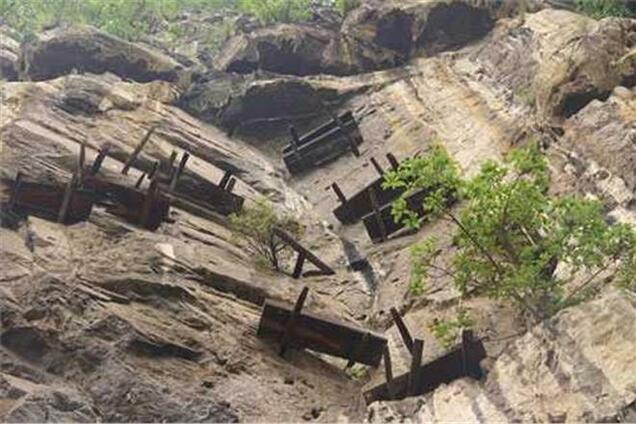 В Китае со скалы начали падать гробы с покойниками