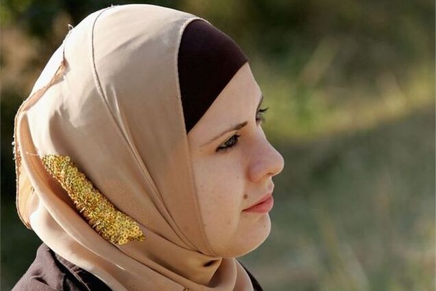 Кримчанка судиться через фото в хіджабі в паспорті