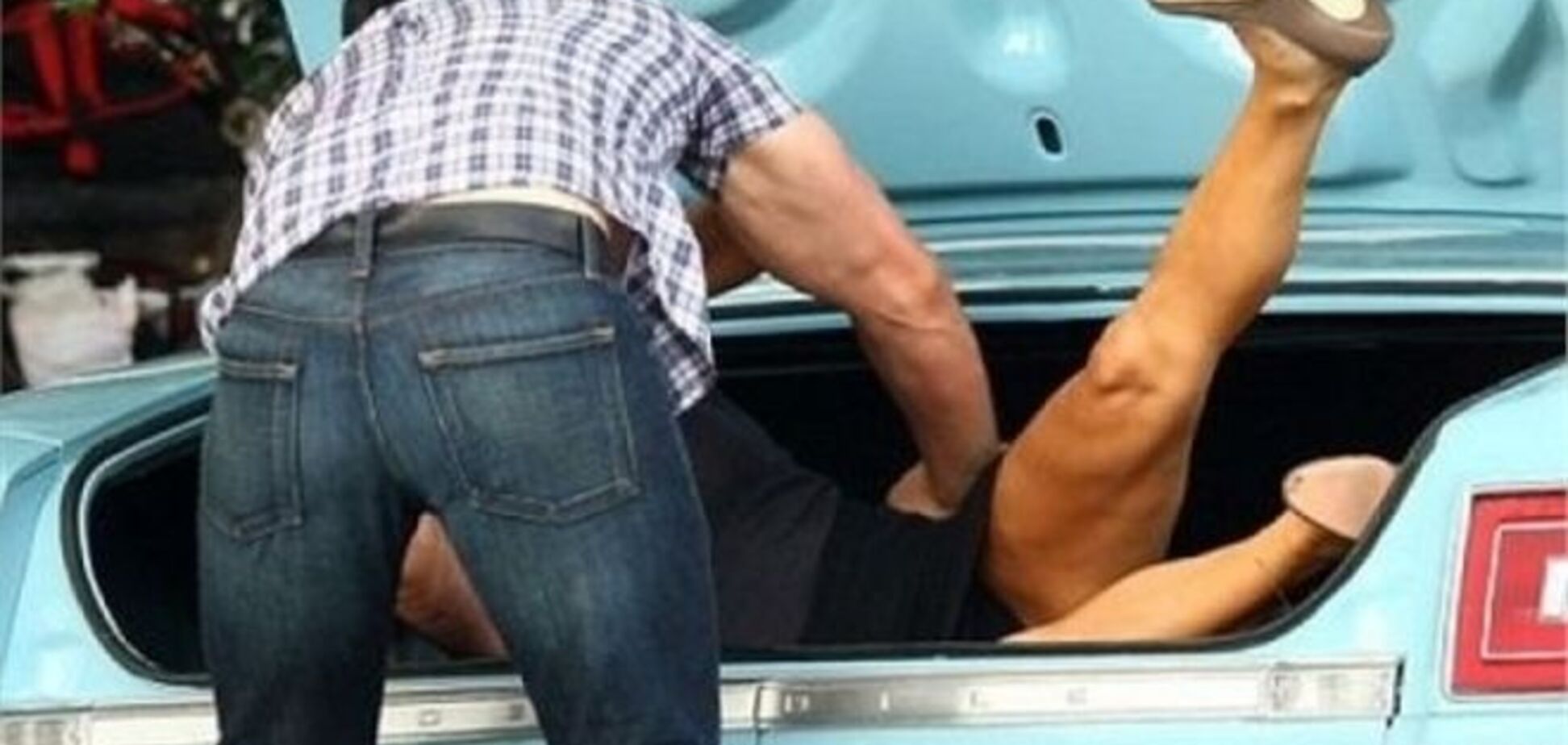 В России девушку бросили в багажник и увезли: свидетели остались равнодушны