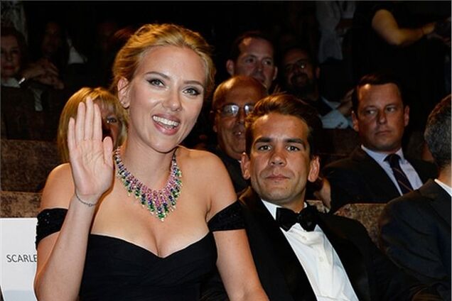 Скрлетт Йоханссон сверкнула обручальным кольцом и показала жениха