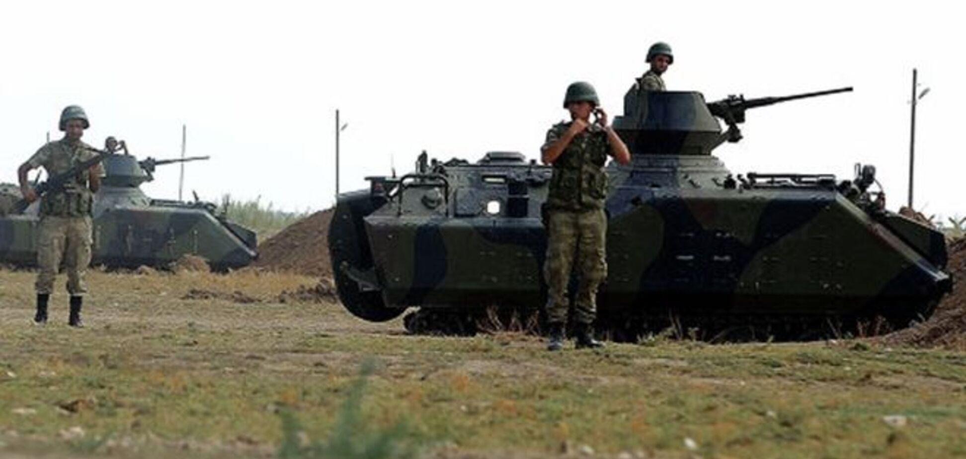 Турция стягивает к границе с Сирией бронетанковые подразделения