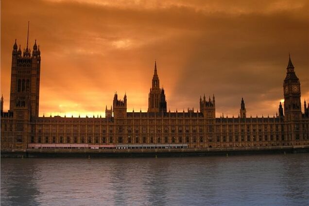 Британским депутатам запретили касаться статуй Черчилля и Тэтчер