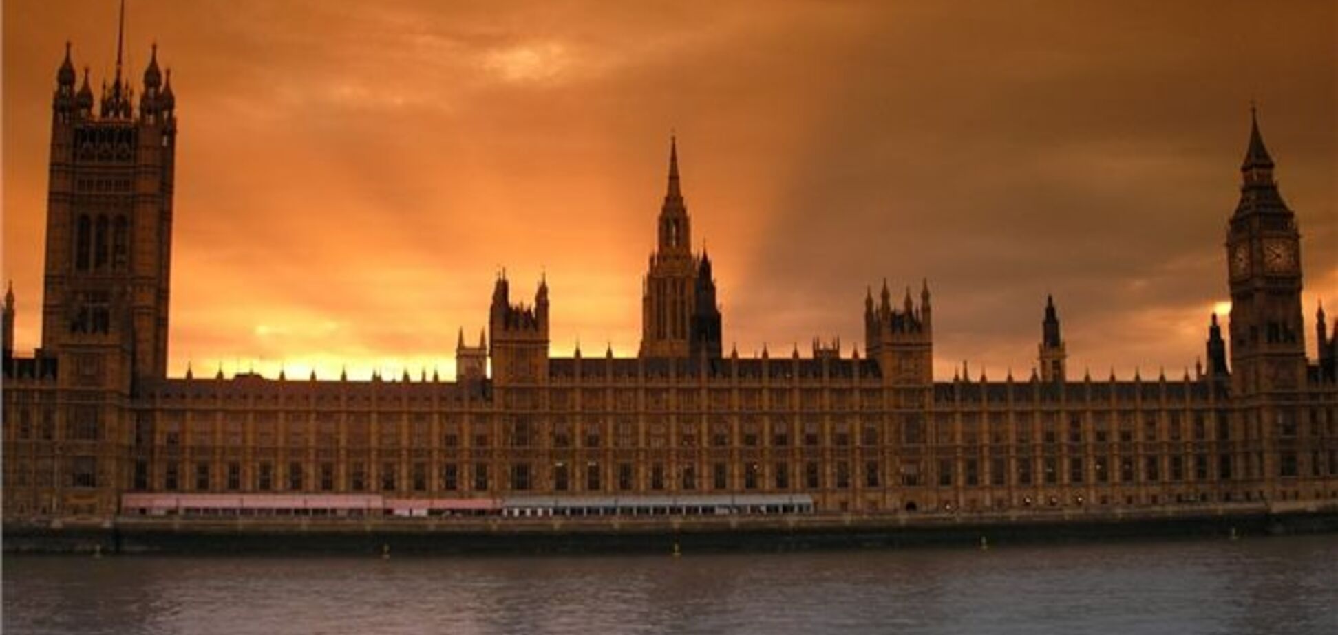 Британським депутатам заборонили торкатися статуй Черчілля і Тетчер