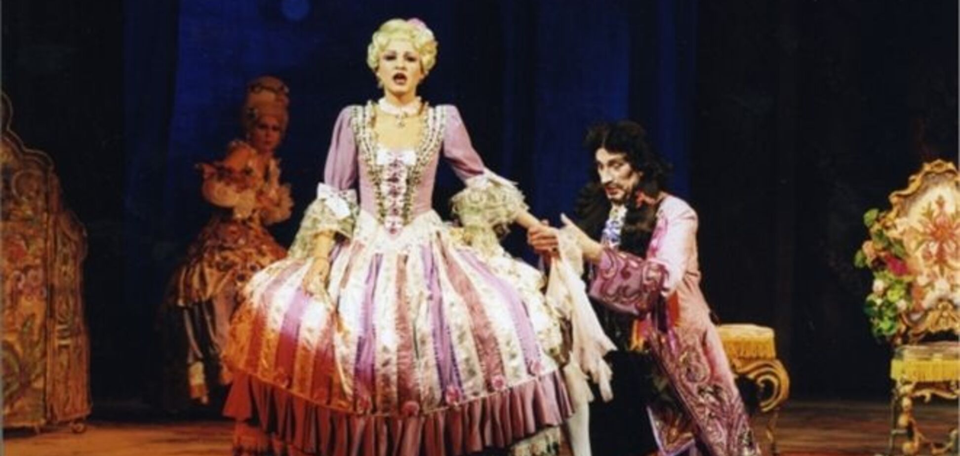 Быдло-скандал: солистку Нацоперы забросали майонезом