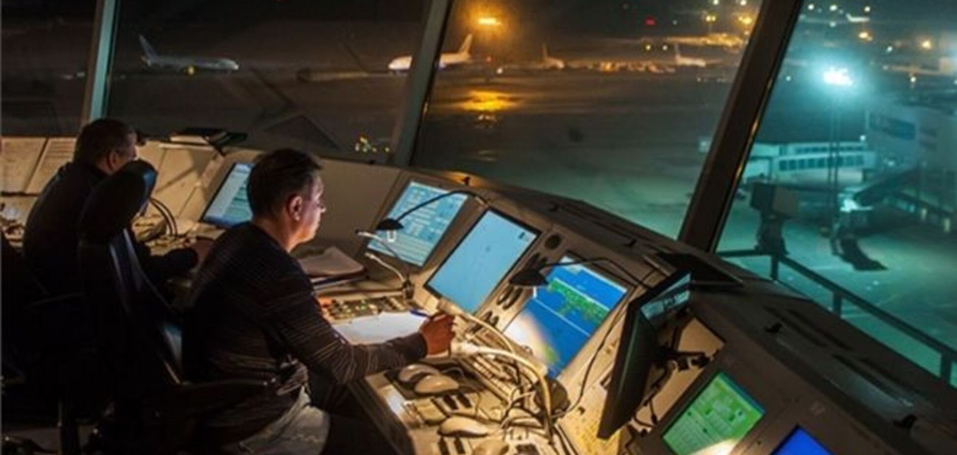 У Санкт-Петербурзі пілотів канадського літака засліпили лазером