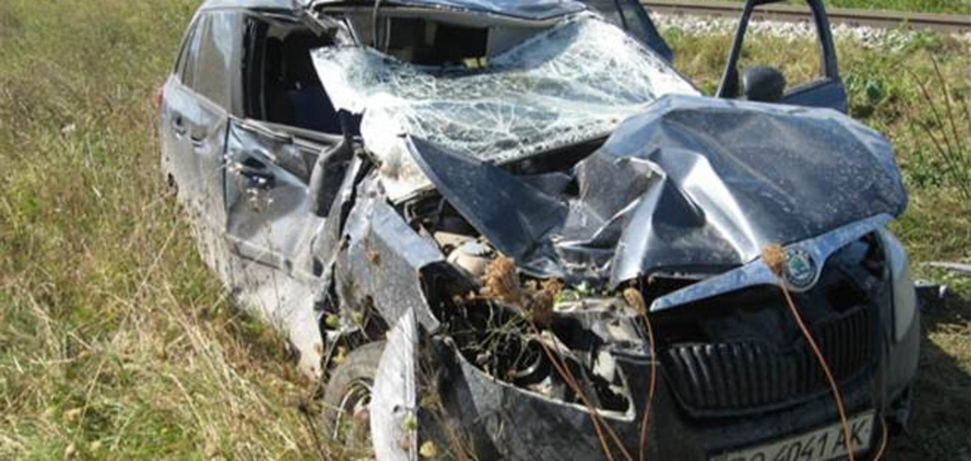 На Прикарпатье авто столкнулось с поездом на ж/д переезде: погиб водитель