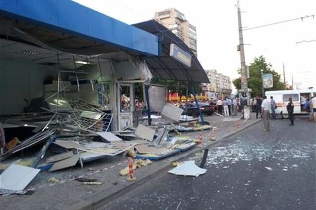 Водієві, знісши зупинку в Сумах, дали 8 років