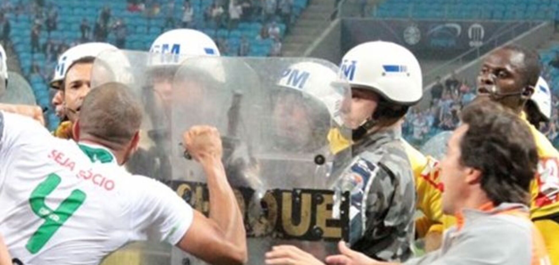 Бразильский спецназ спас арбитра от расправы футболистов