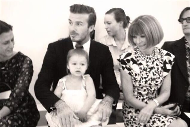 Дэвид и Харпер Бекхэм подбадривают Вики на показе