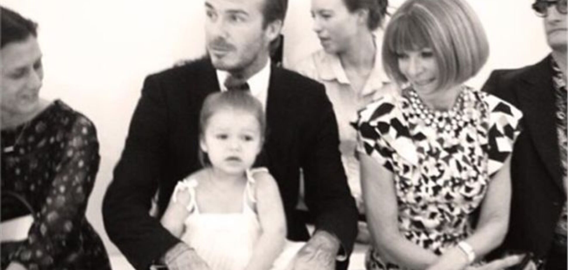 Дэвид и Харпер Бекхэм подбадривают Вики на показе