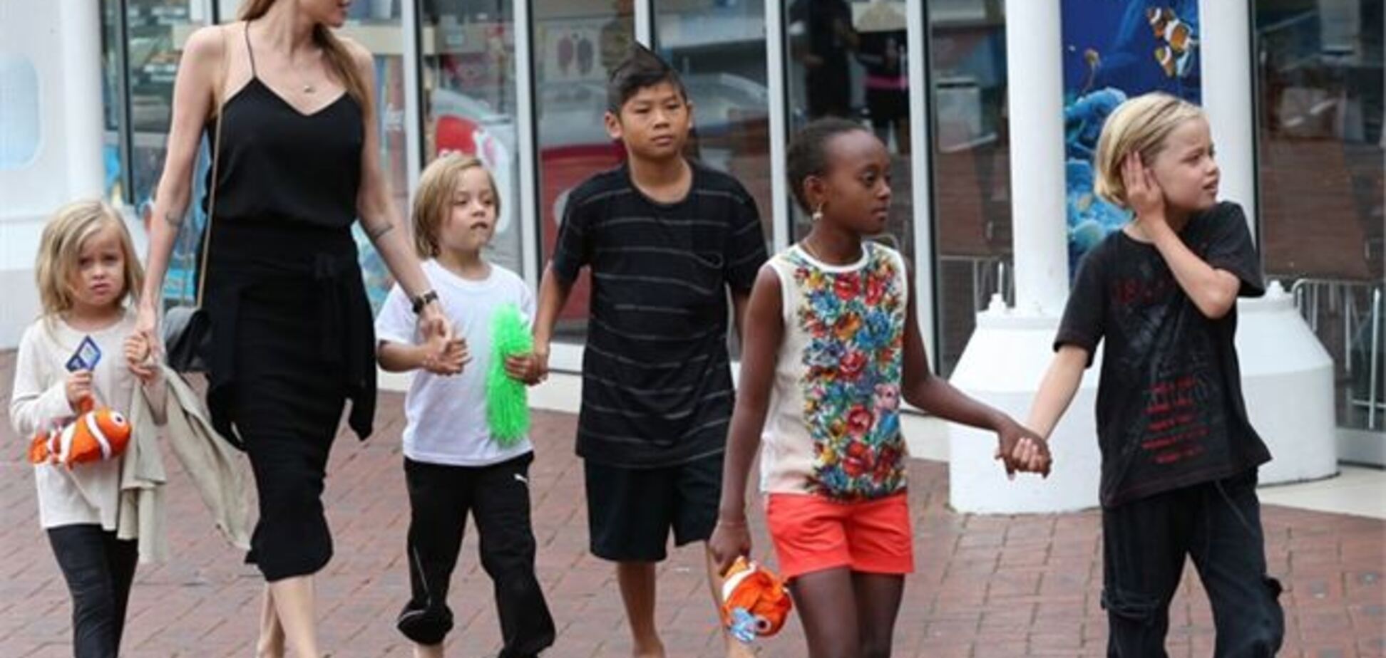 Анджелина Джоли отправилась с детьми в сиднейский аквариум