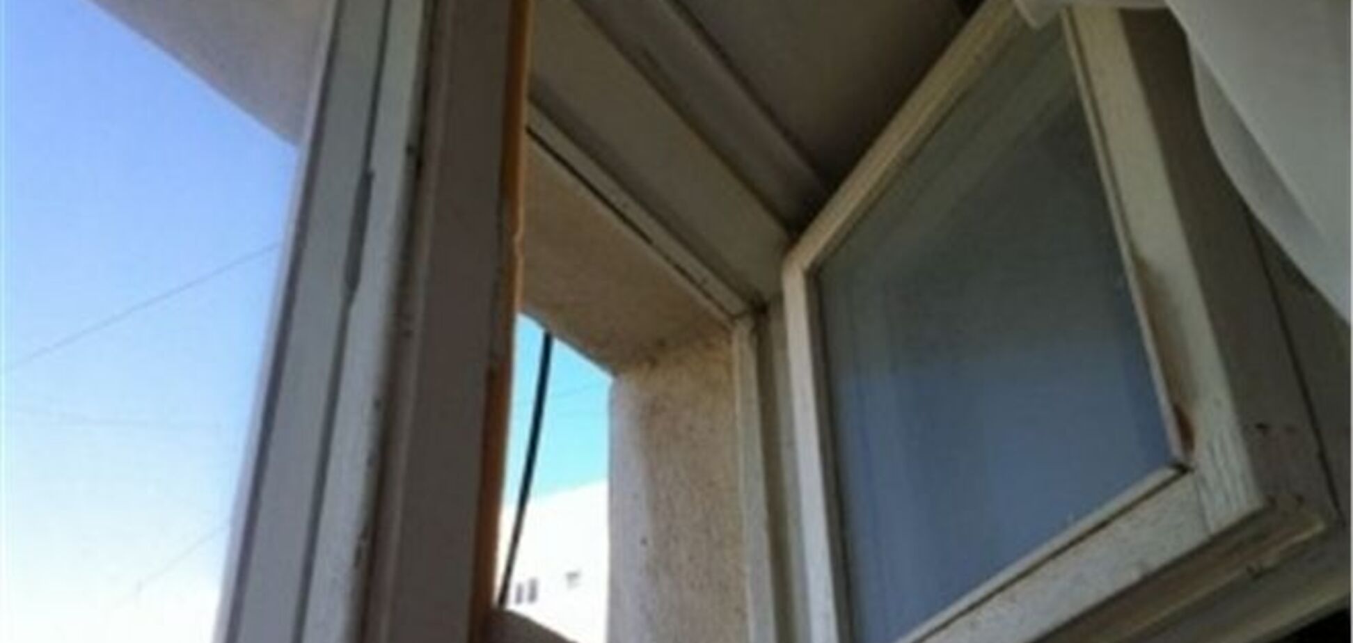 В Крыму 29-летняя женщина застряла в собственной форточке