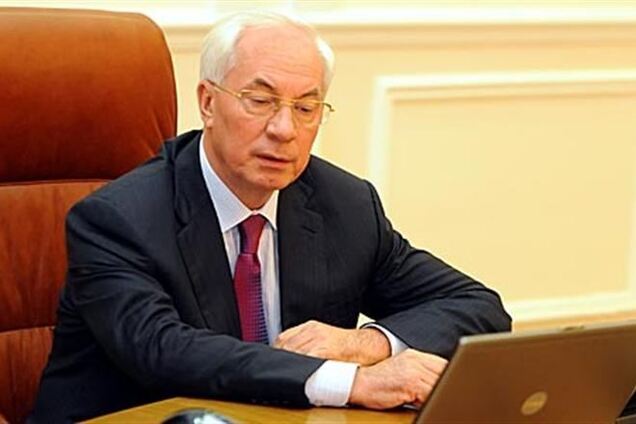 Янукович доручив Азарову виділити на ремонт доріг не менше 10 млрд грн