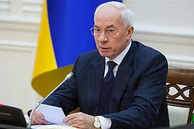 Азаров о снегопадах: к зиме подготовились, закупив соль и лопаты