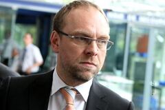 Власенко останется невыездным еще на два месяца