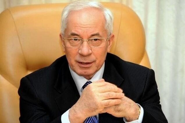 Азаров пообещал 'носить на руках' производителей и бизнесменов в 2014 году