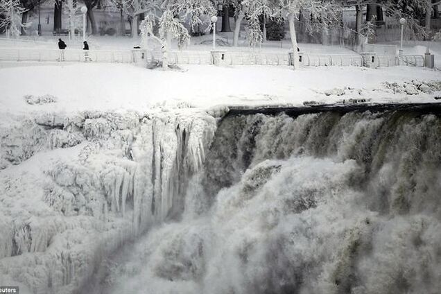 У Північній Америці через сильні морози замерз Ніагарський водоспад