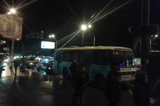 Евромайдановцы спустили колеса в заблокированных автобусах 'Беркута'