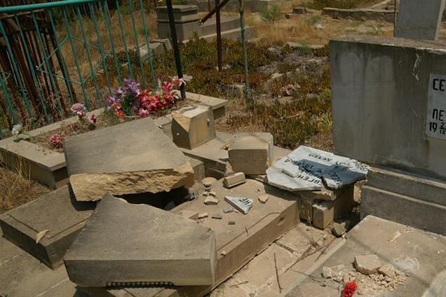На Луганщине задержали малолетних вандалов, которые разрушили 45 надгробий 